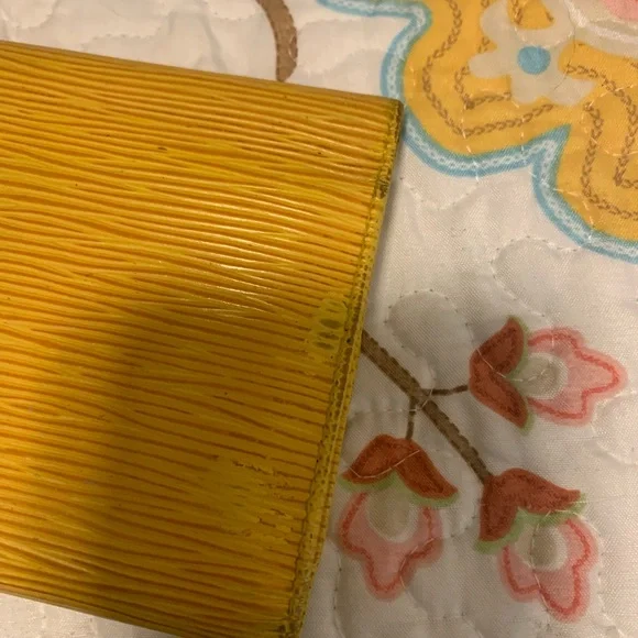 100 % authentic Yellow Lv epi Wallet